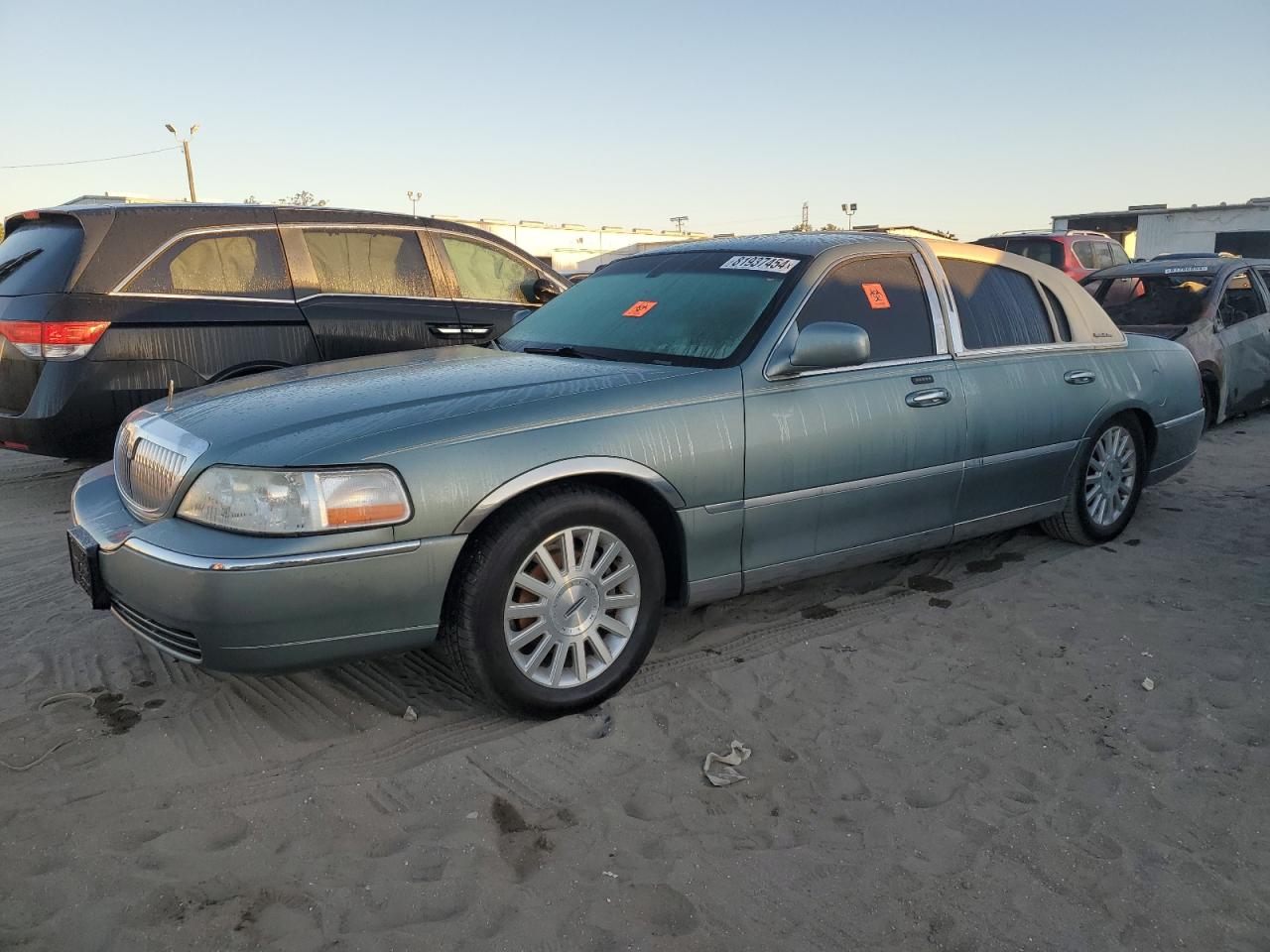 2004 Lincoln Town Car Executive VIN: 1LNHM81WX4Y674295 Lot: 81937454