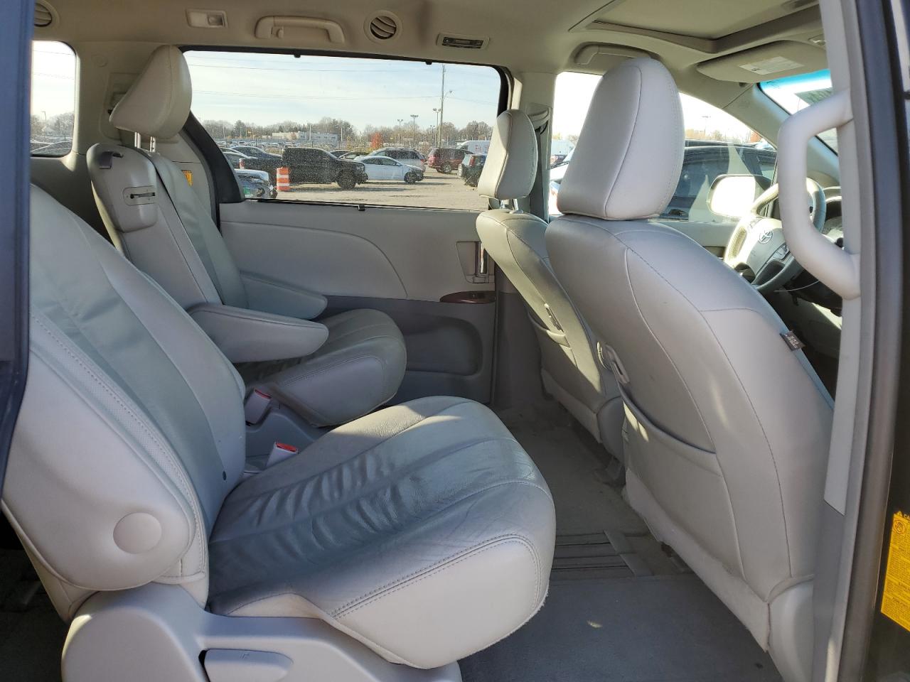 2012 Toyota Sienna - Image 11
