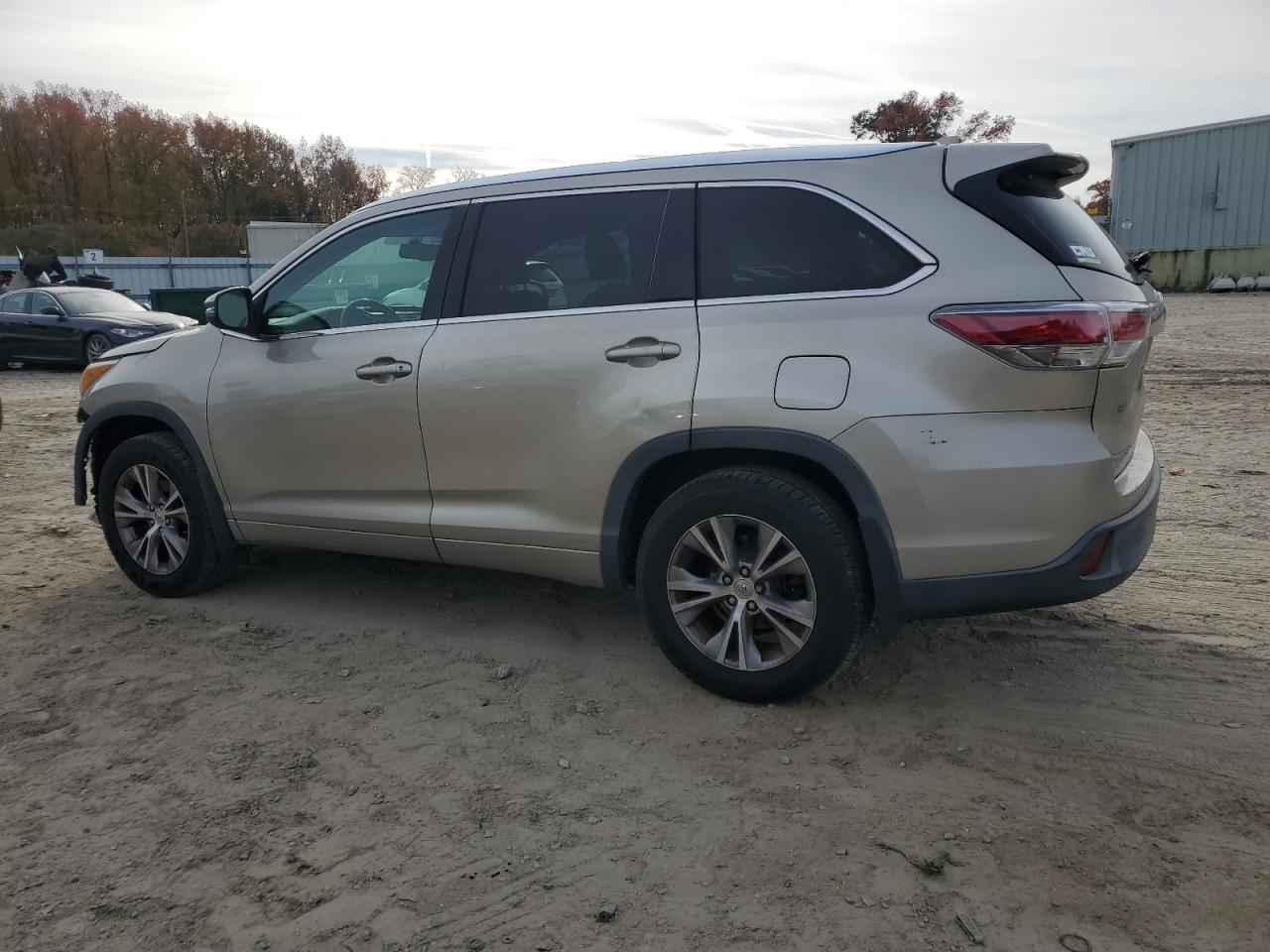 2015 Toyota Highlander - Image 2