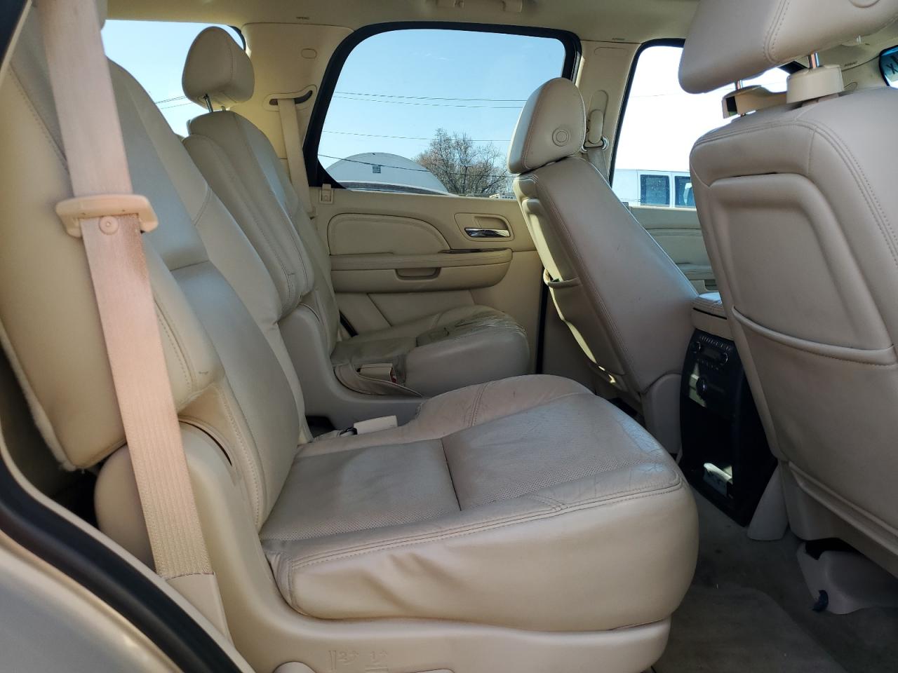 2008 Cadillac Escalade - Image 11