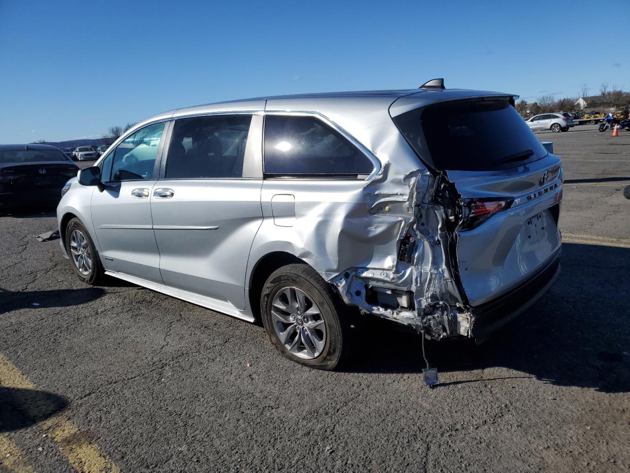 2021 Toyota Sienna - Image 2