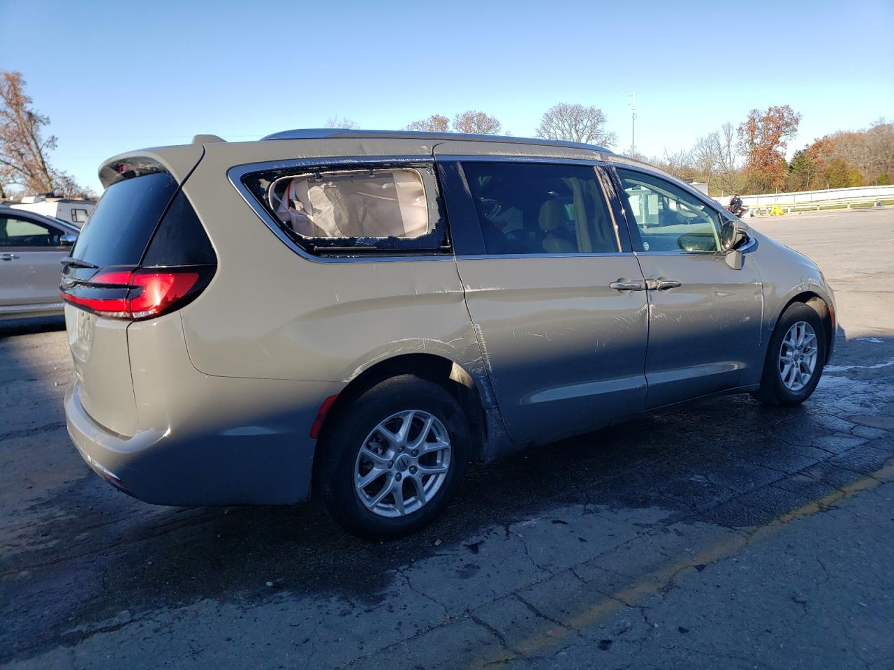 2021 Chrysler Pacifica - Image 3