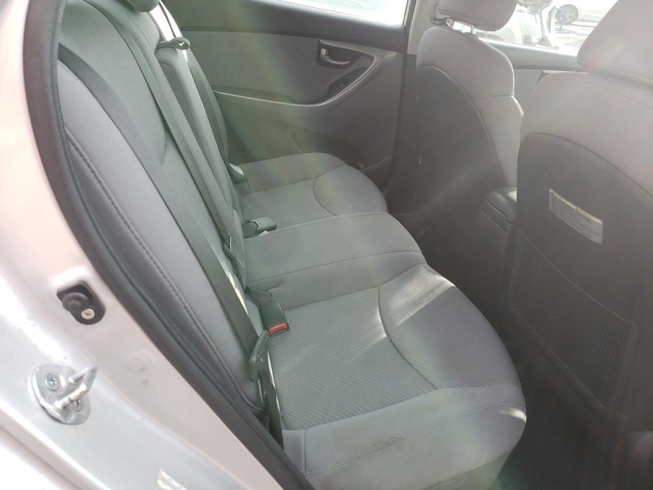 2011 Hyundai Elantra - Image 10