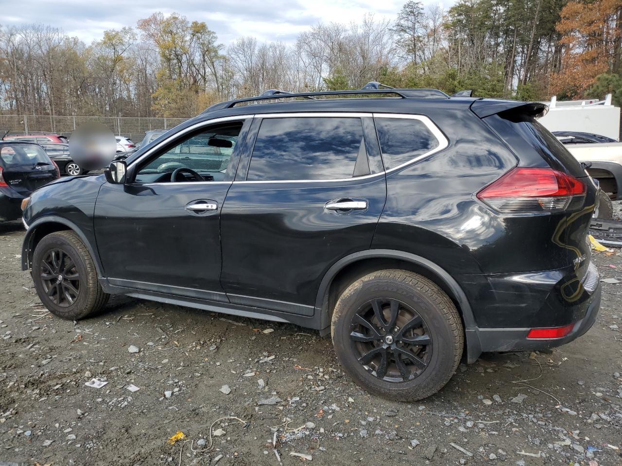 2017 Nissan Rogue - Image 2
