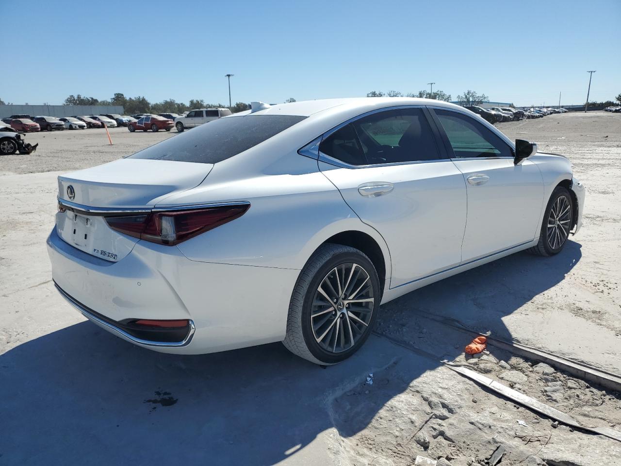 2023 Lexus ES - Image 3