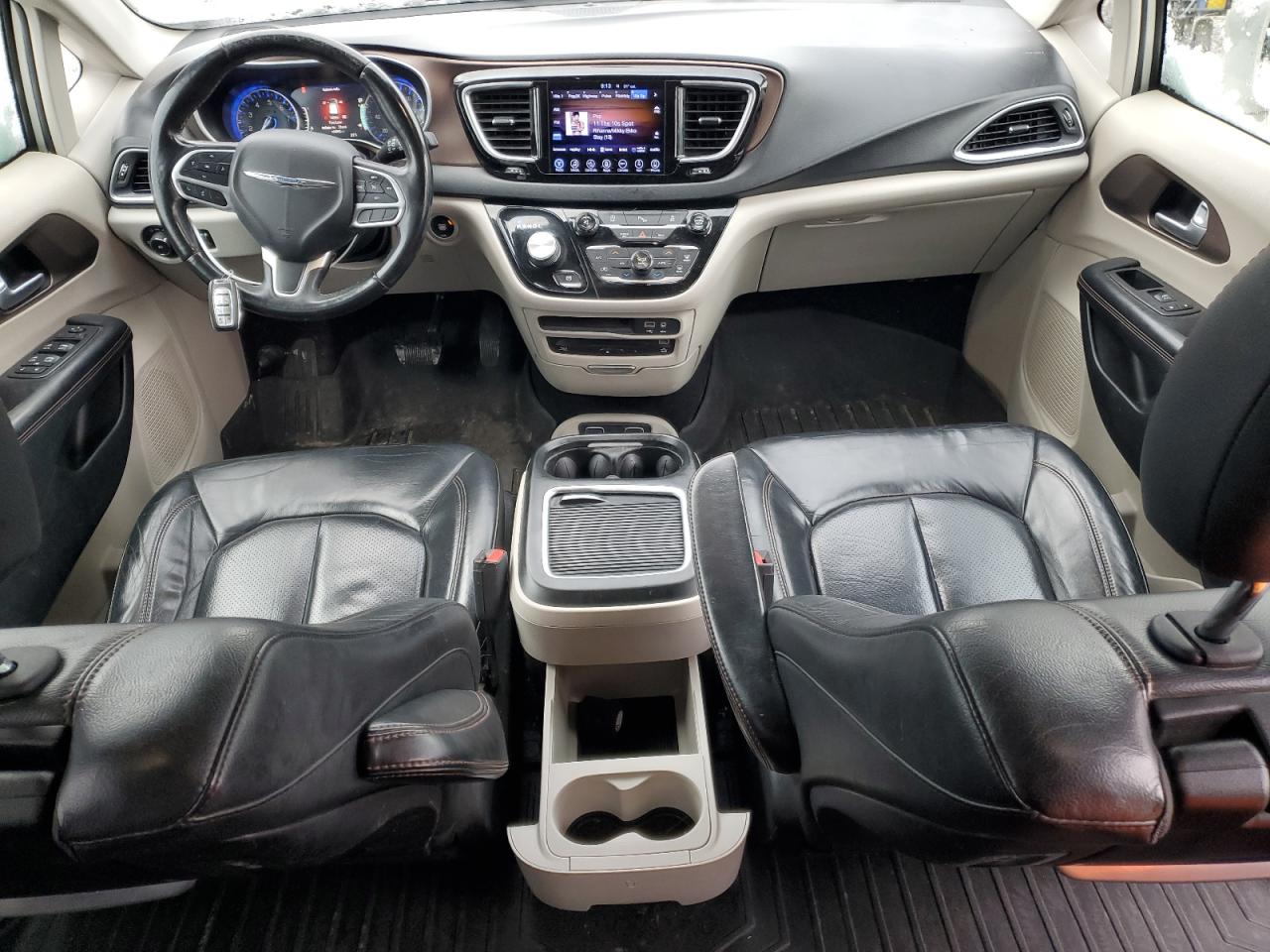 2017 Chrysler Pacifica - Image 8