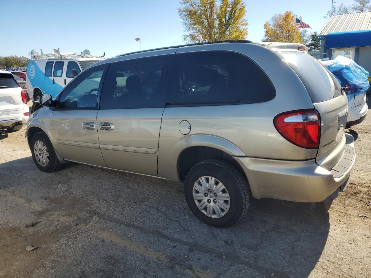 2006 Chrysler Town & Country - Image 2