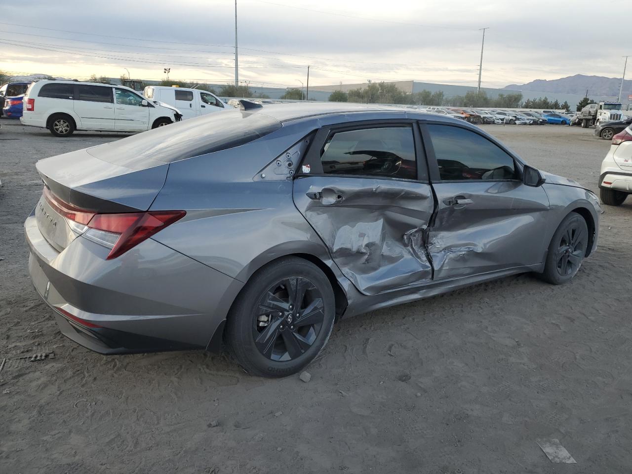 2022 Hyundai Elantra - Image 3
