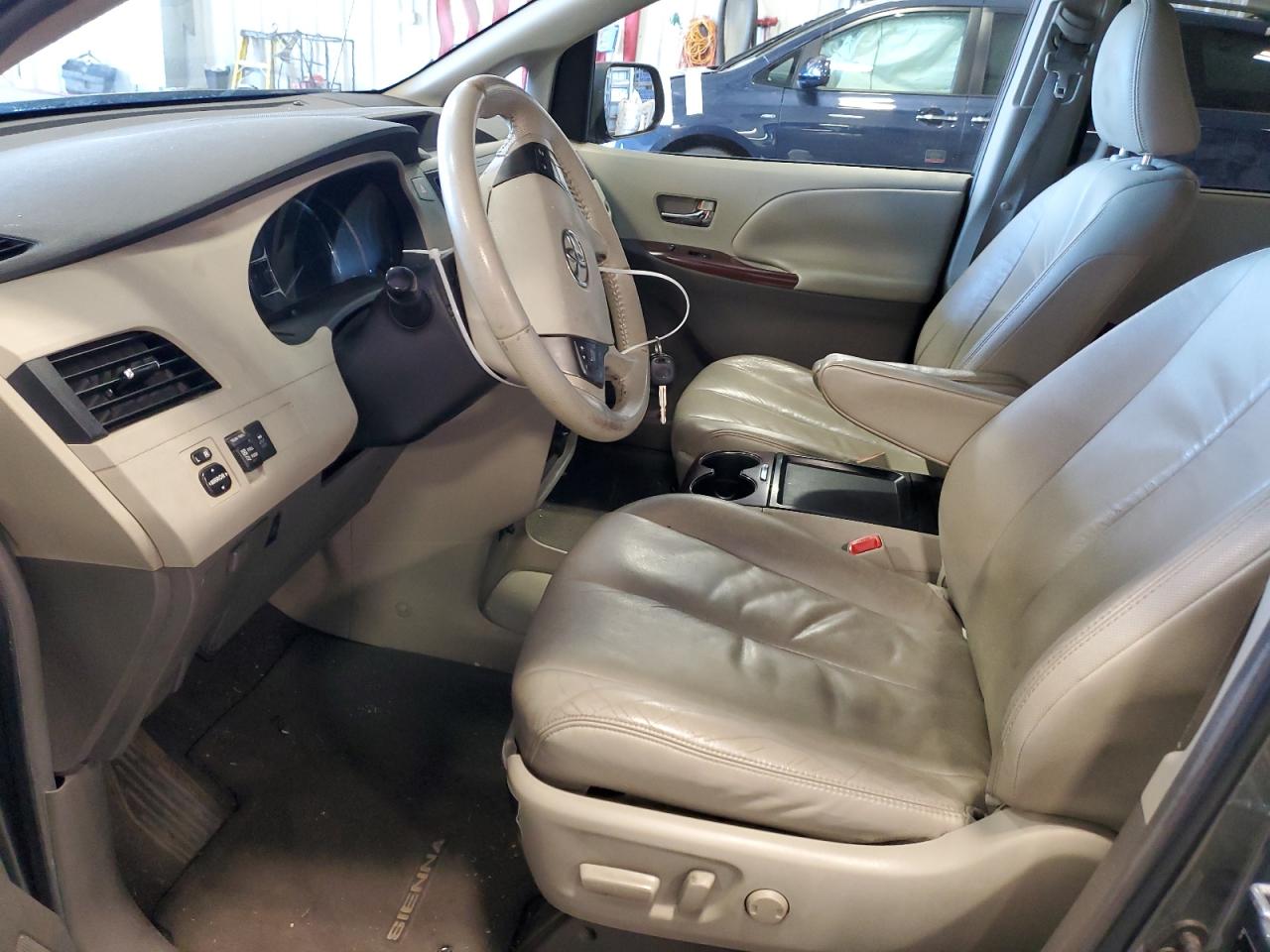 2011 Toyota Sienna - Image 7