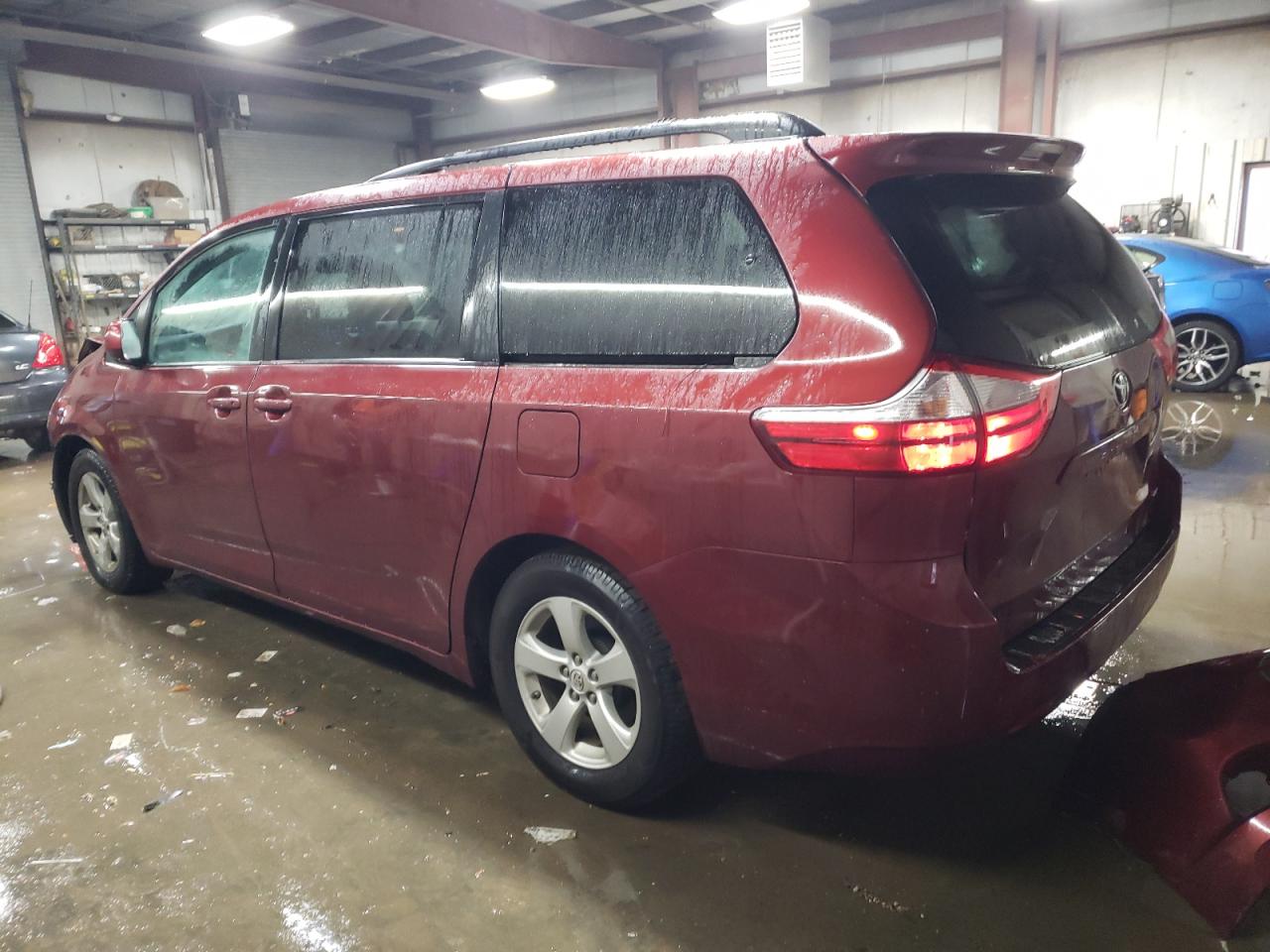 2016 Toyota Sienna - Image 2