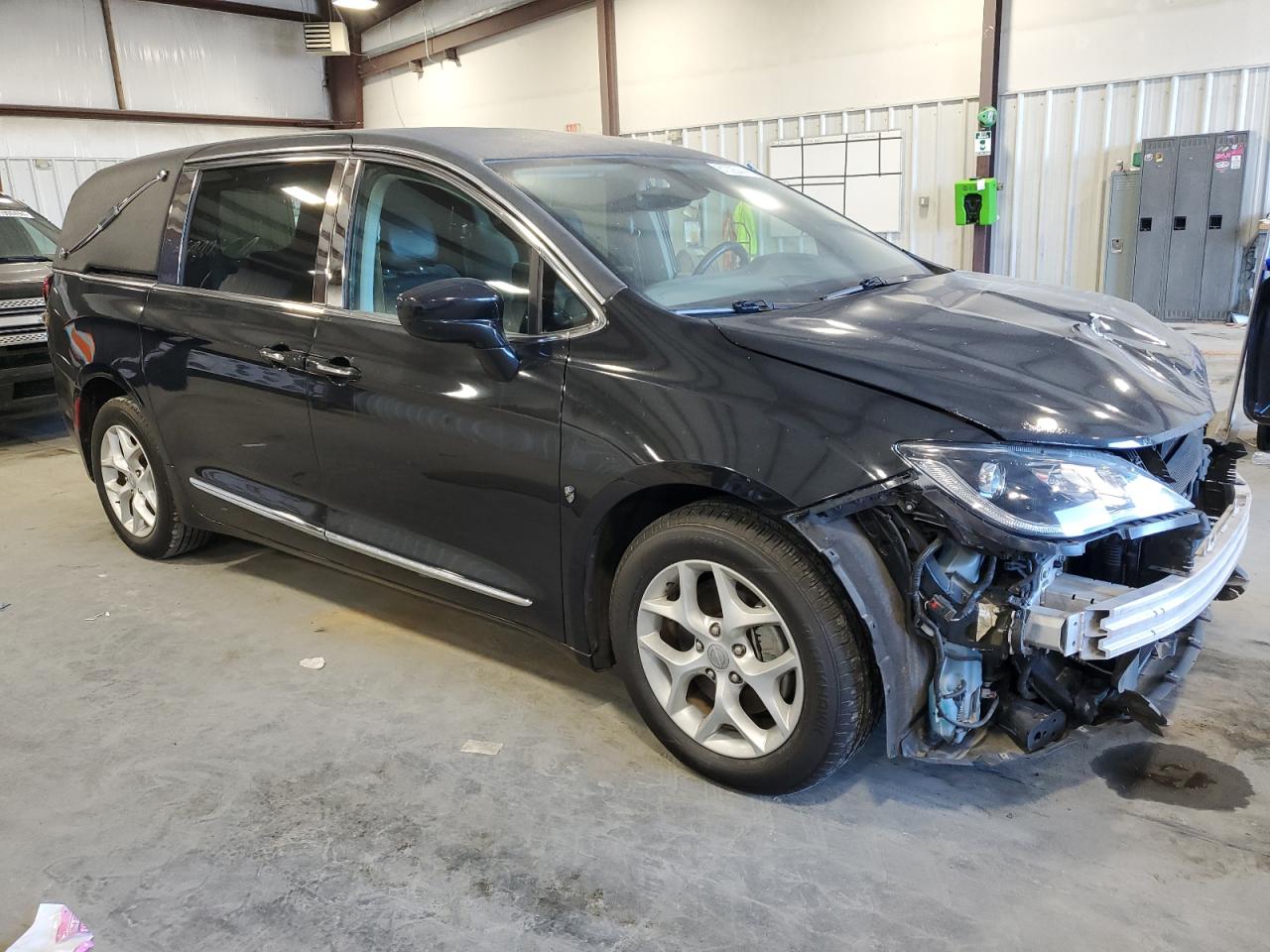 2017 Chrysler Pacifica - Image 4