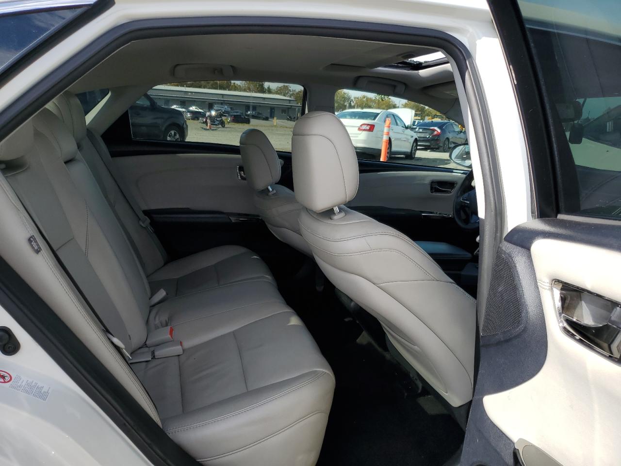 2013 Toyota Avalon - Image 10