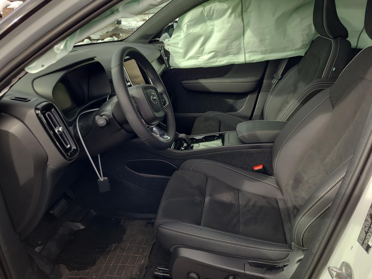 2023 Volvo XC40 - Image 7