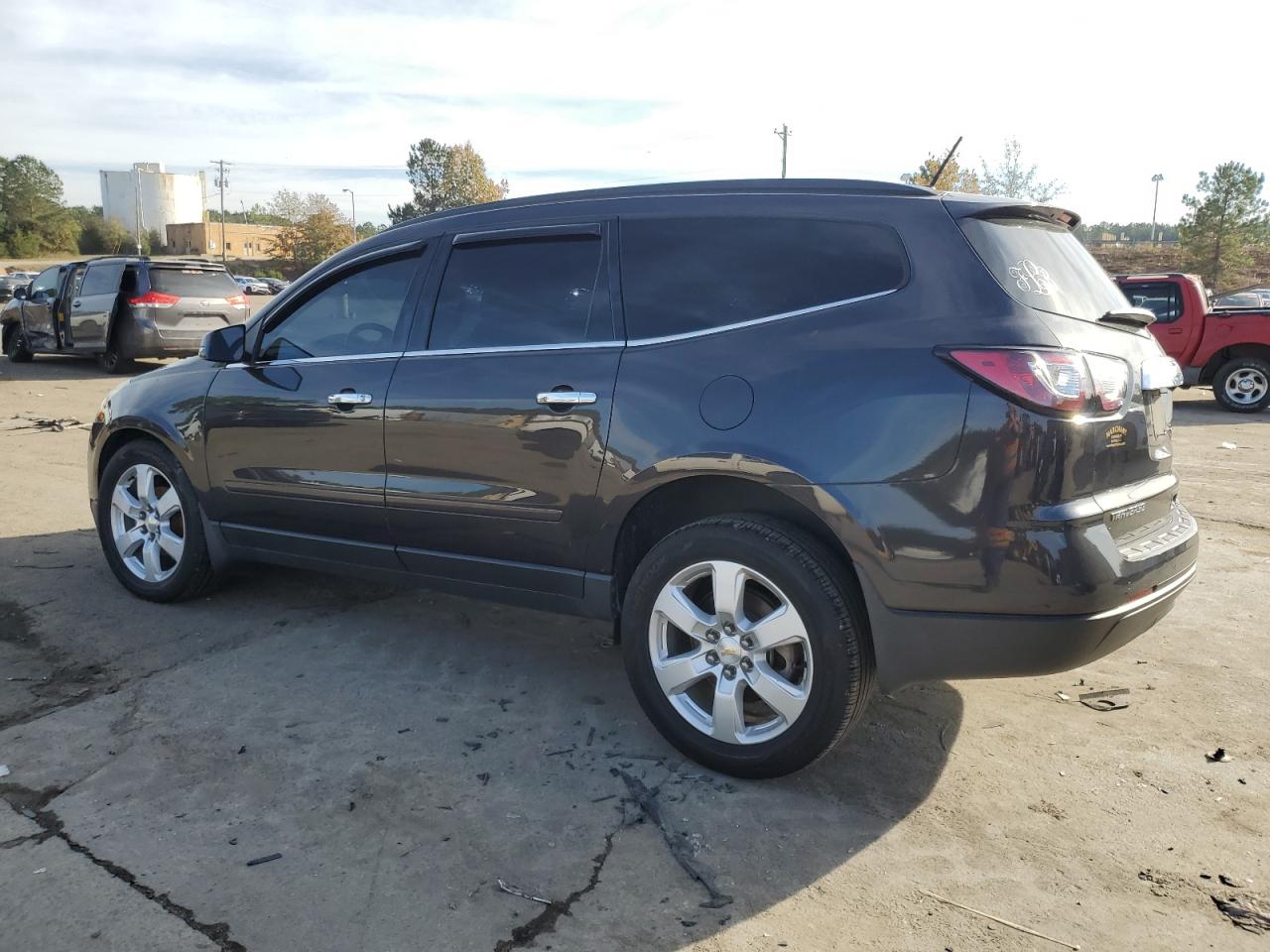 VIN 1GNKRGKD8HJ182812 2017 CHEVROLET TRAVERSE no.2