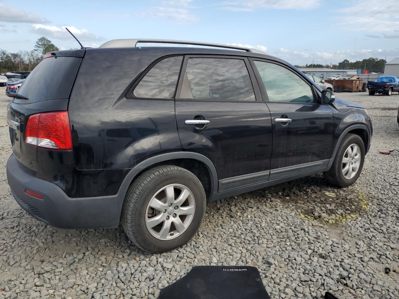 VIN 5XYKT3A69DG414642 2013 KIA SORENTO no.3