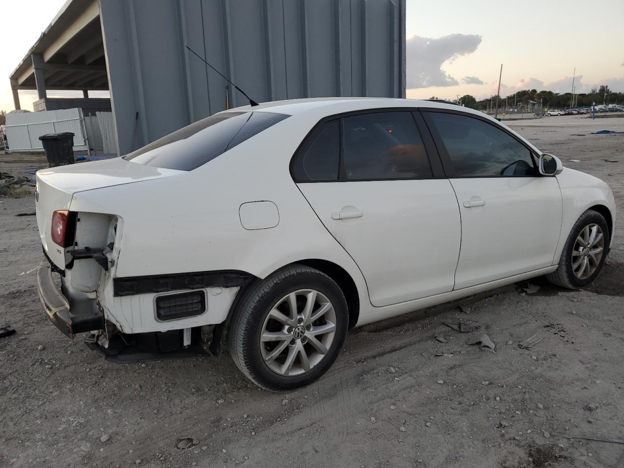 2010 Volkswagen Jetta - Image 3