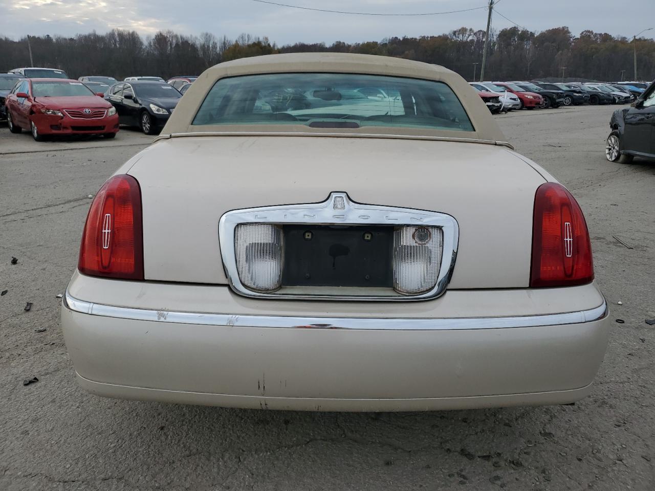 2001 Lincoln Town Car Signature VIN: 1LNHM82W31Y687223 Lot: 80240584