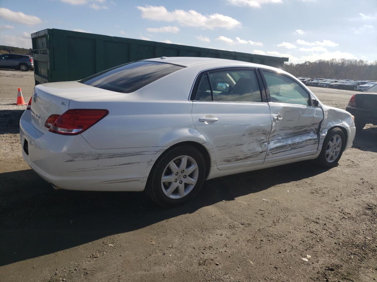 2010 Toyota Avalon - Image 3