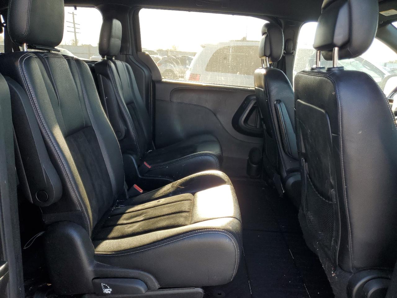 2017 Dodge Caravan - Image 11