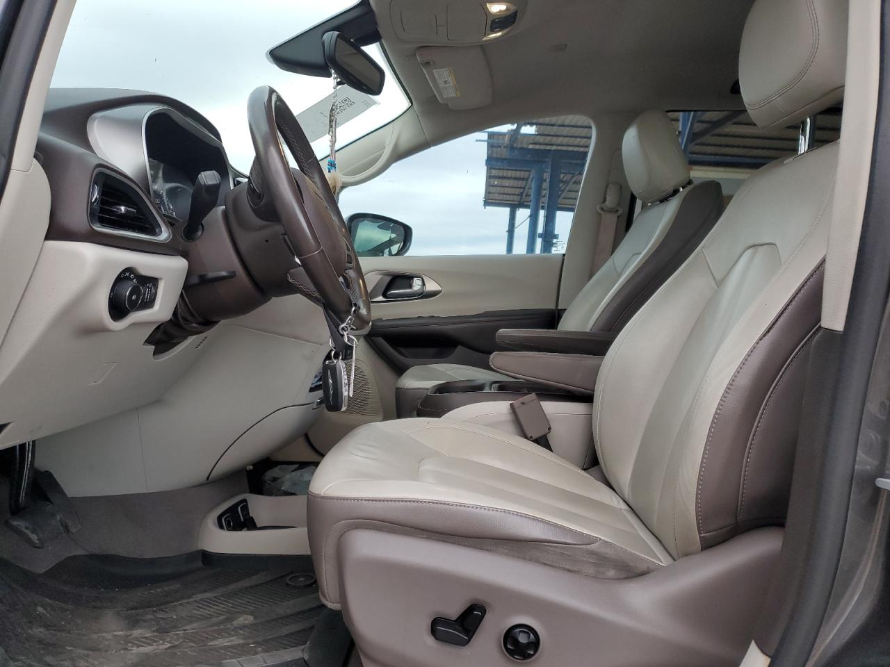 2017 Chrysler Pacifica - Image 7