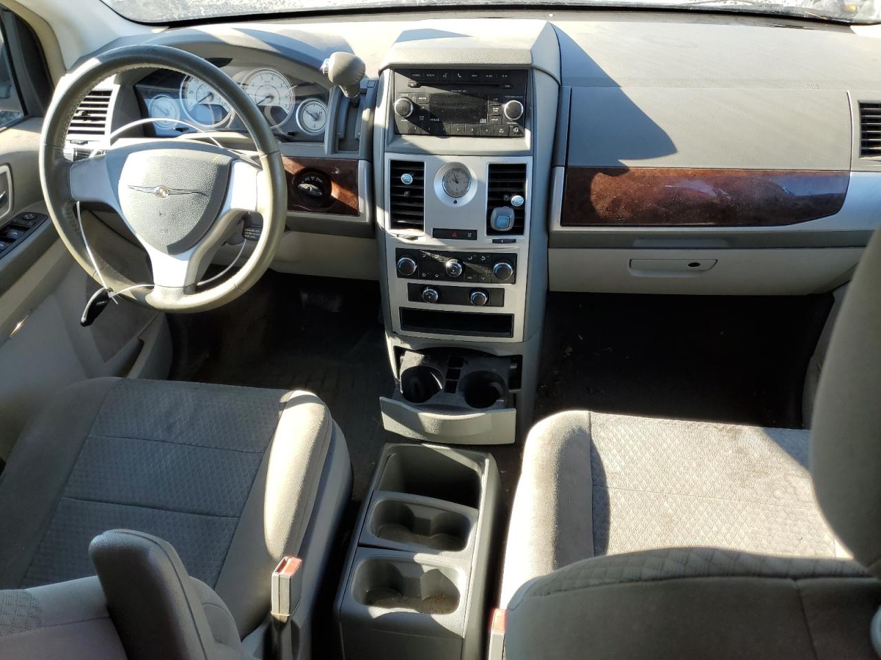 2010 Chrysler Town & Country - Image 8
