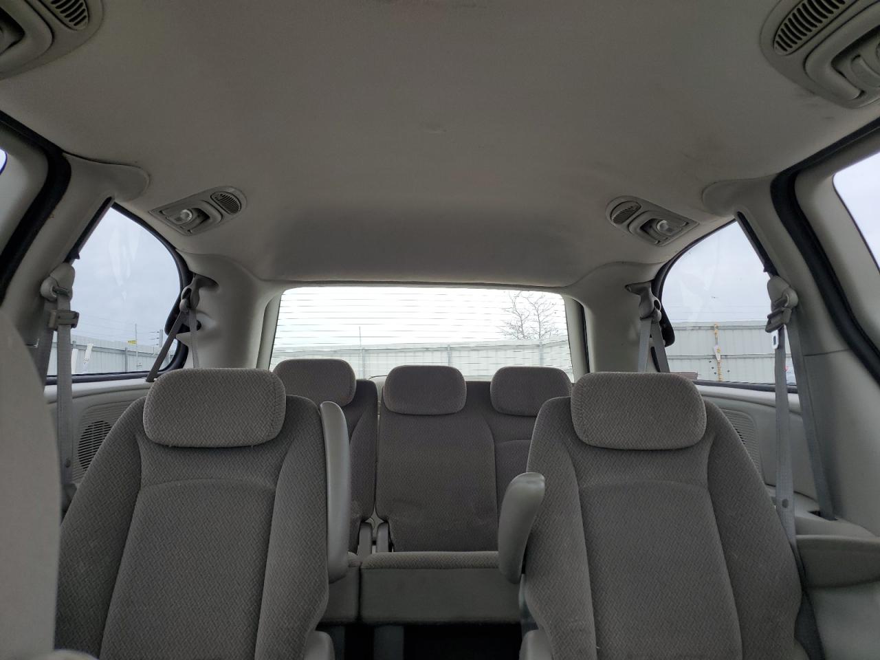 2005 Dodge Caravan - Image 10