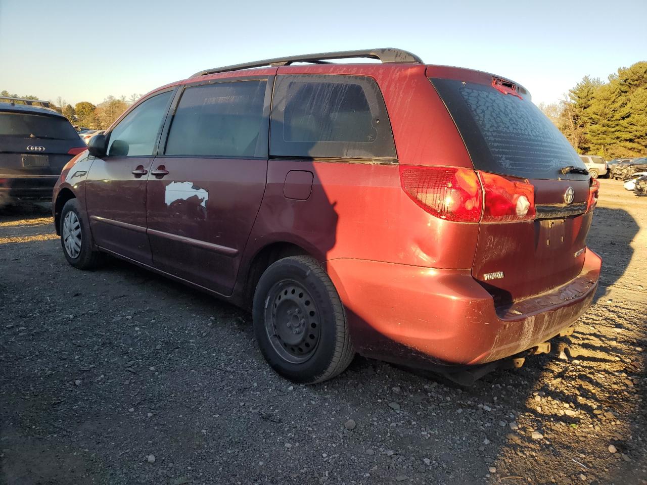 2010 Toyota Sienna - Image 2