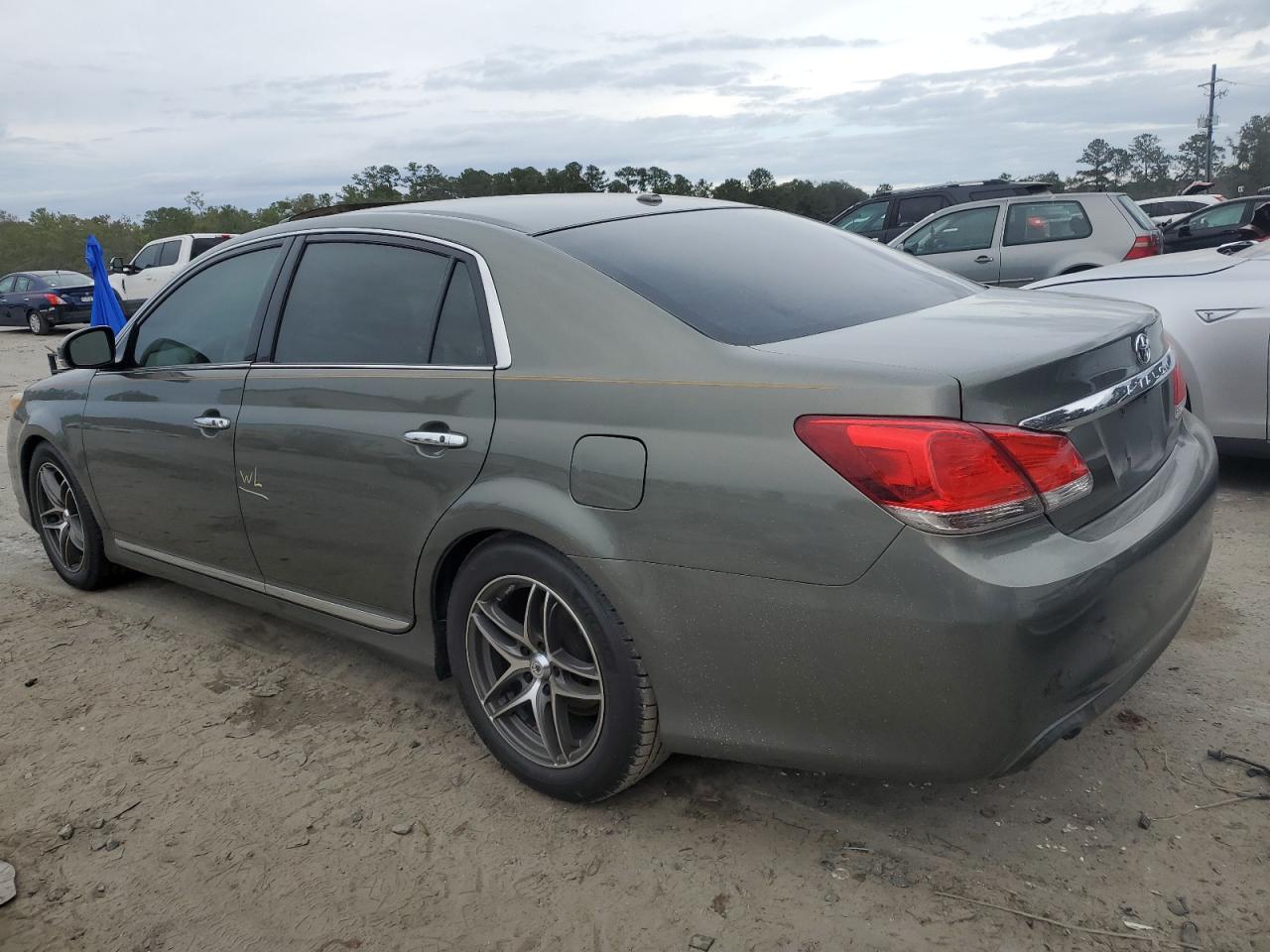2012 Toyota Avalon - Image 2