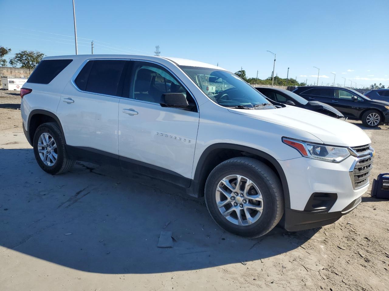 VIN 1GNERFKW8KJ181580 2019 CHEVROLET TRAVERSE no.4