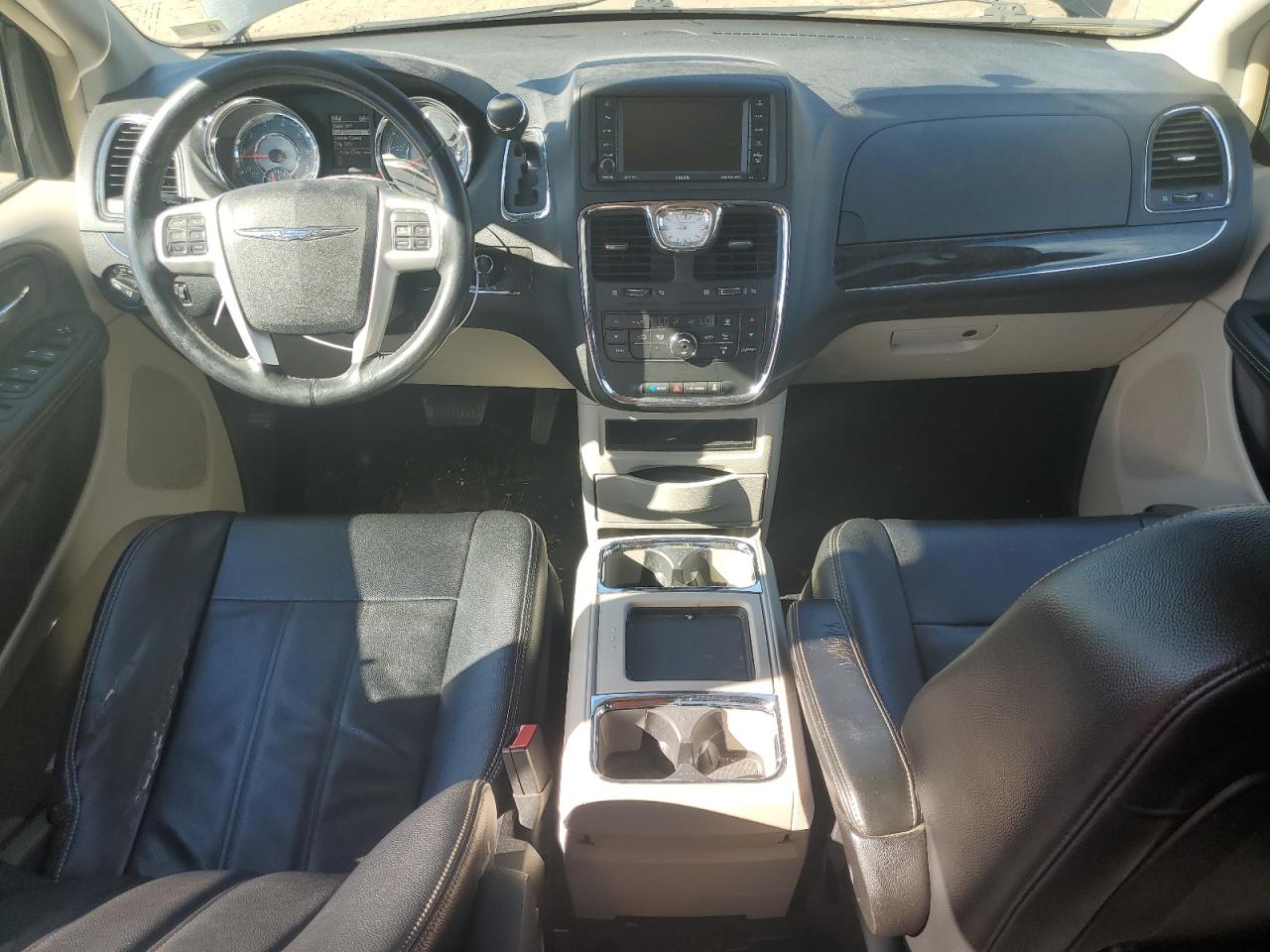 2014 Chrysler Town & Country - Image 8
