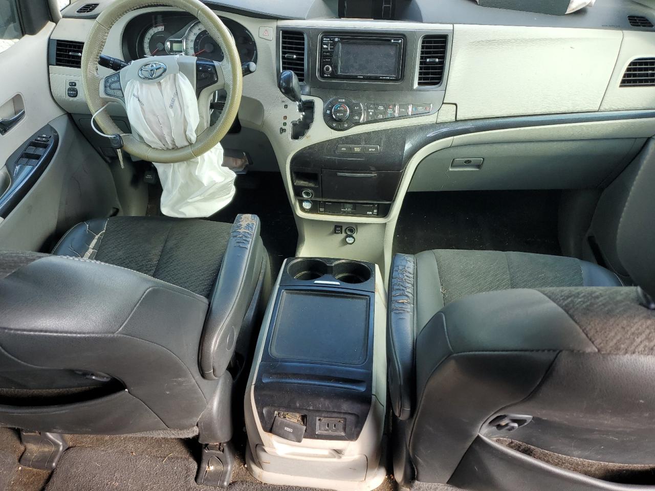 2014 Toyota Sienna - Image 8