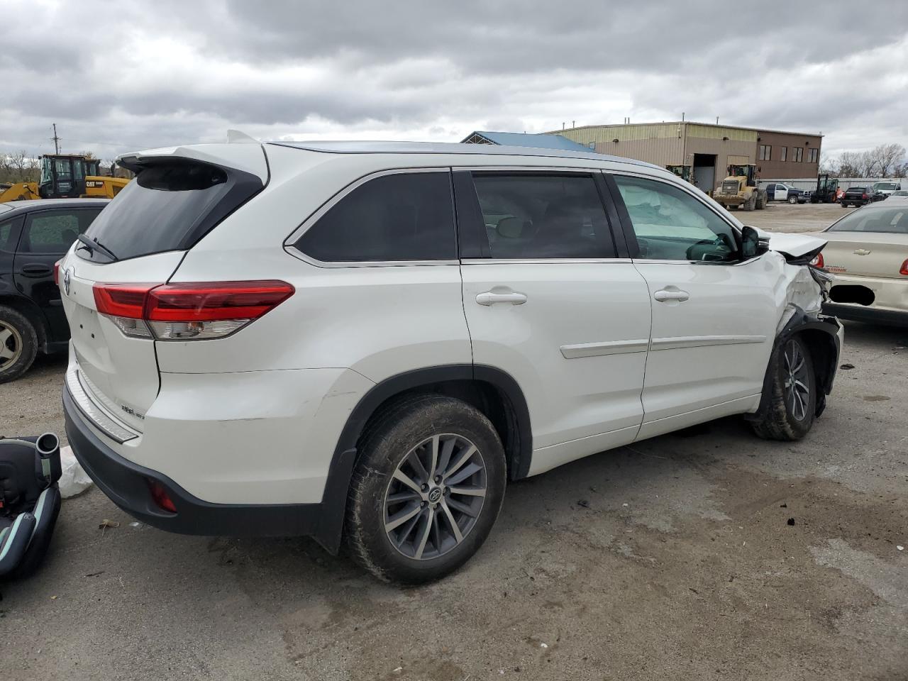 2017 Toyota Highlander - Image 3
