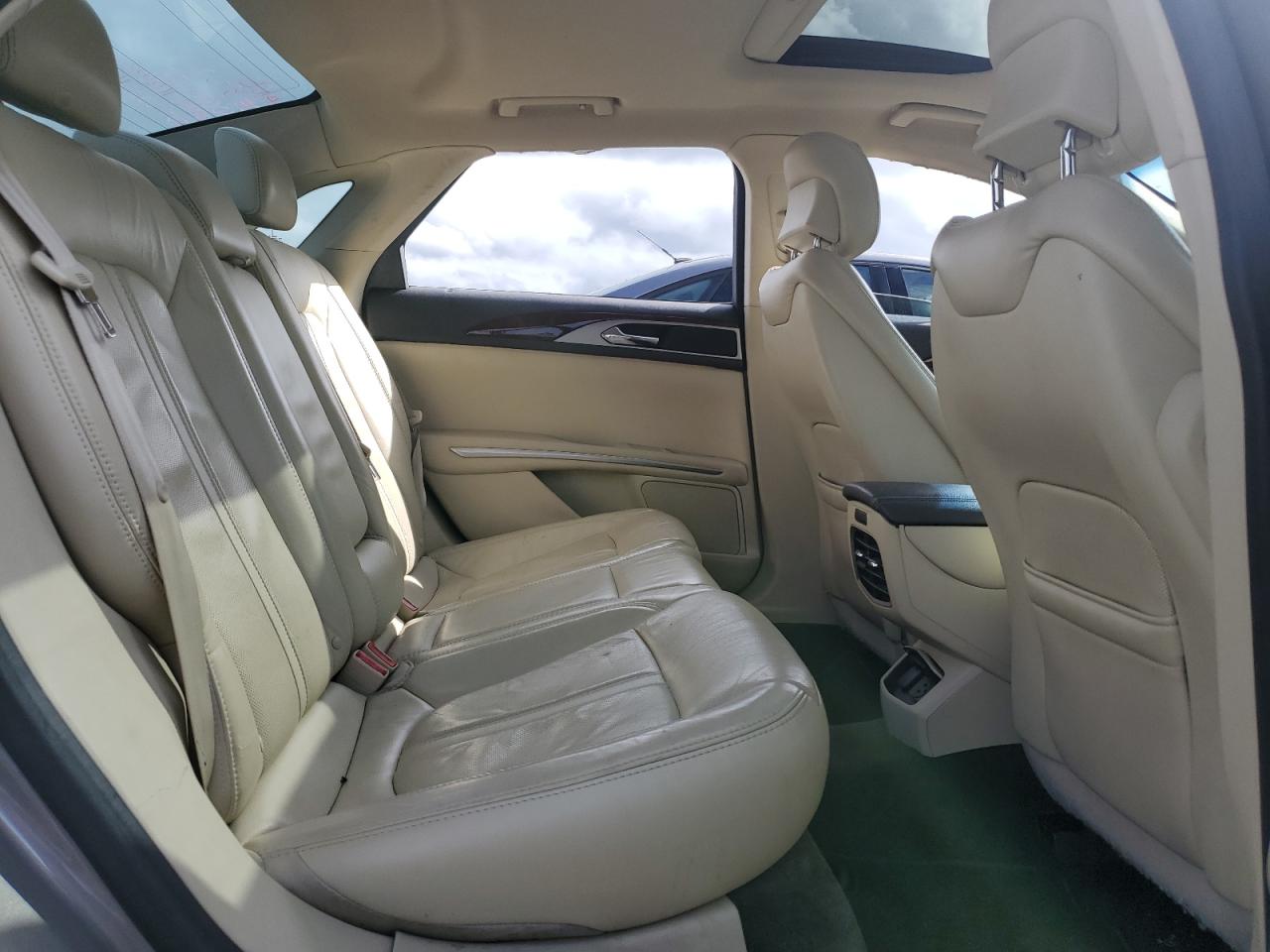 2015 Lincoln MKZ - Image 11