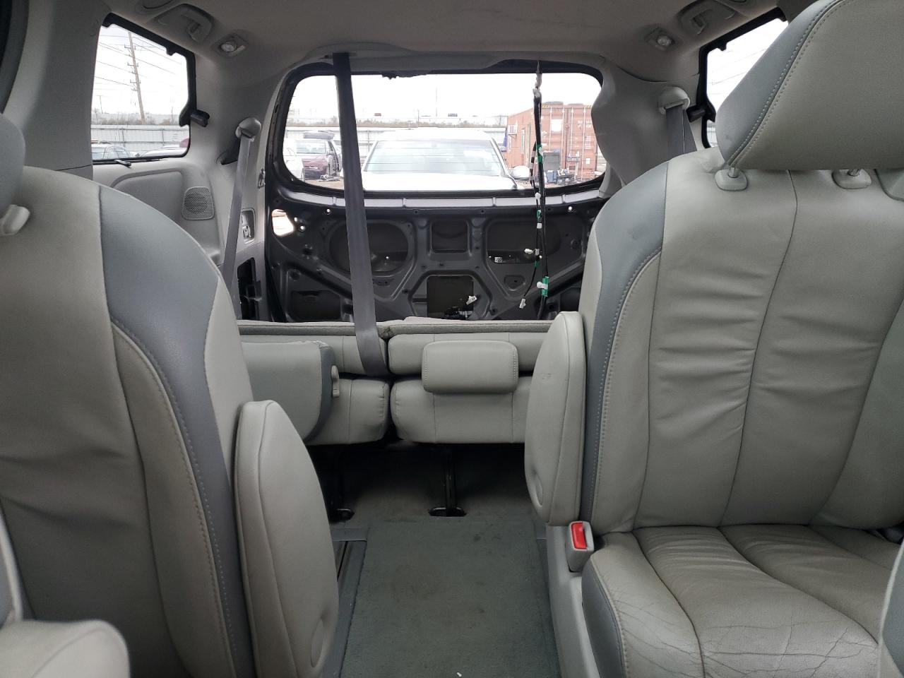 2013 Toyota Sienna - Image 10
