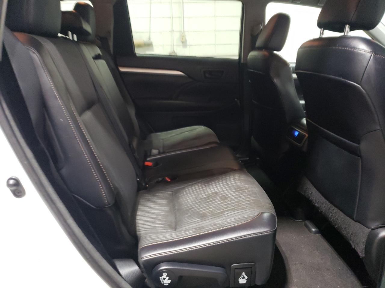 2016 Toyota Highlander - Image 11