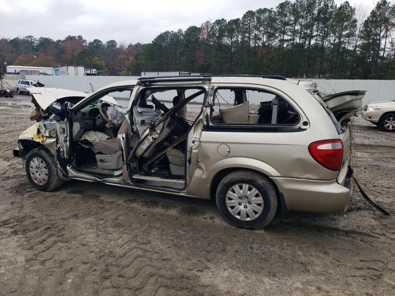 2005 Chrysler Town & Country - Image 2