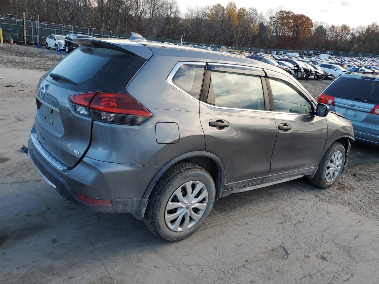 2018 Nissan Rogue - Image 3