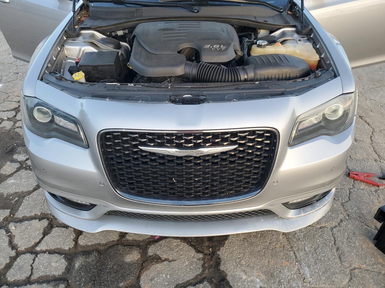 2018 Chrysler 300 - Image 13