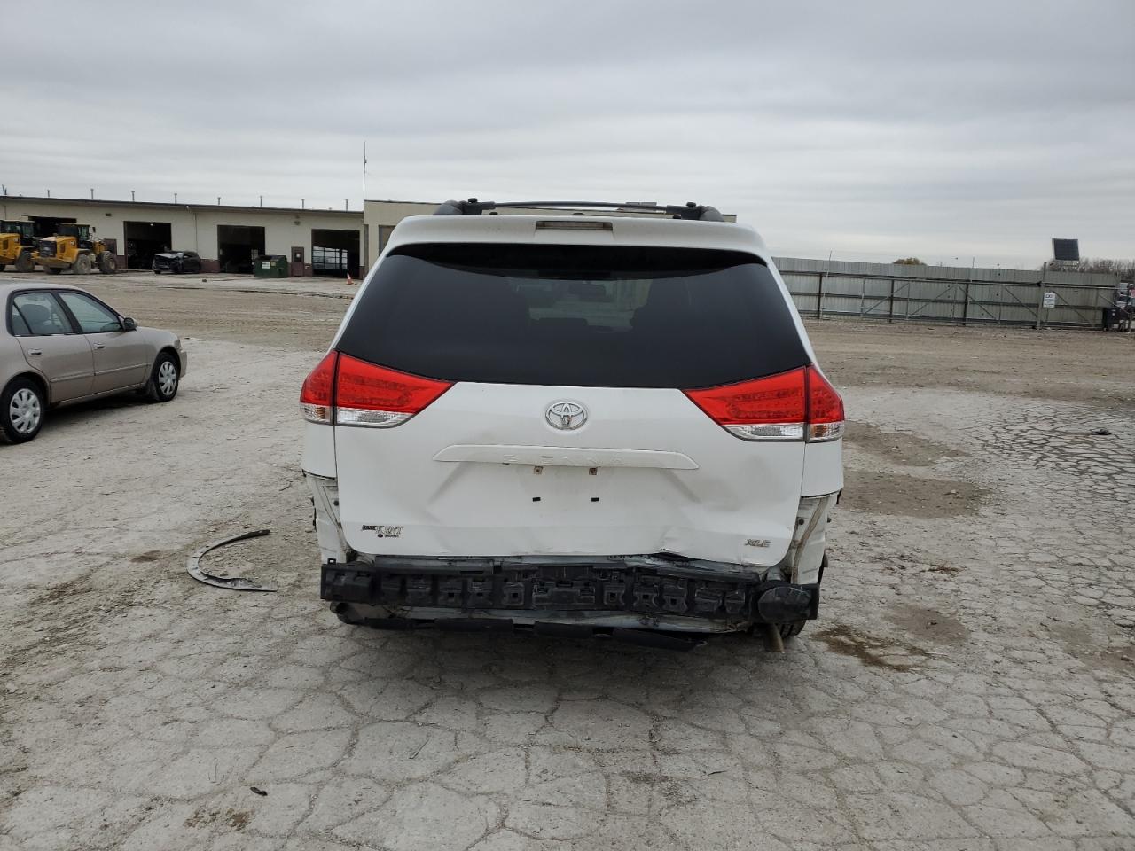 2012 Toyota Sienna - Image 6