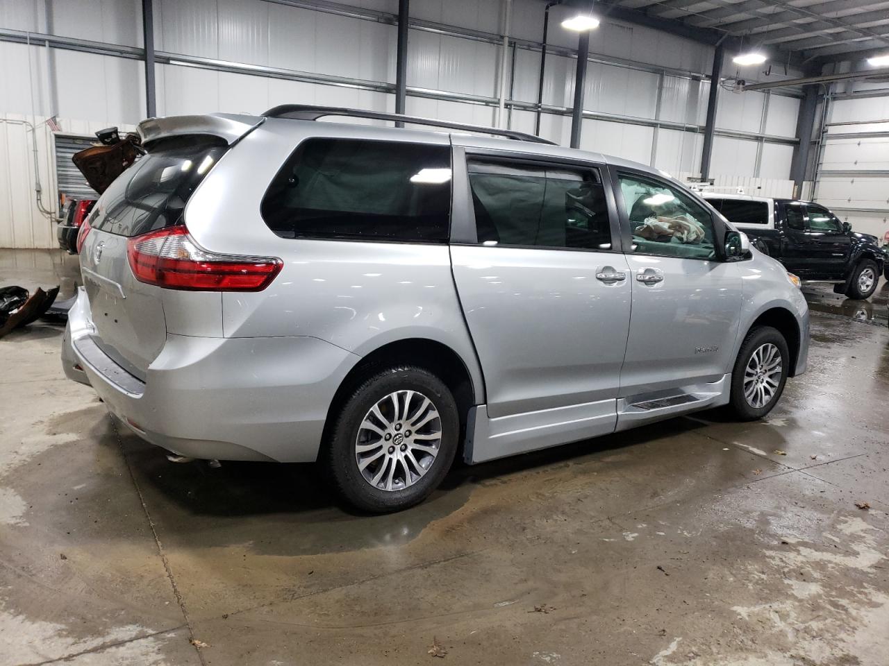 2020 Toyota Sienna - Image 3