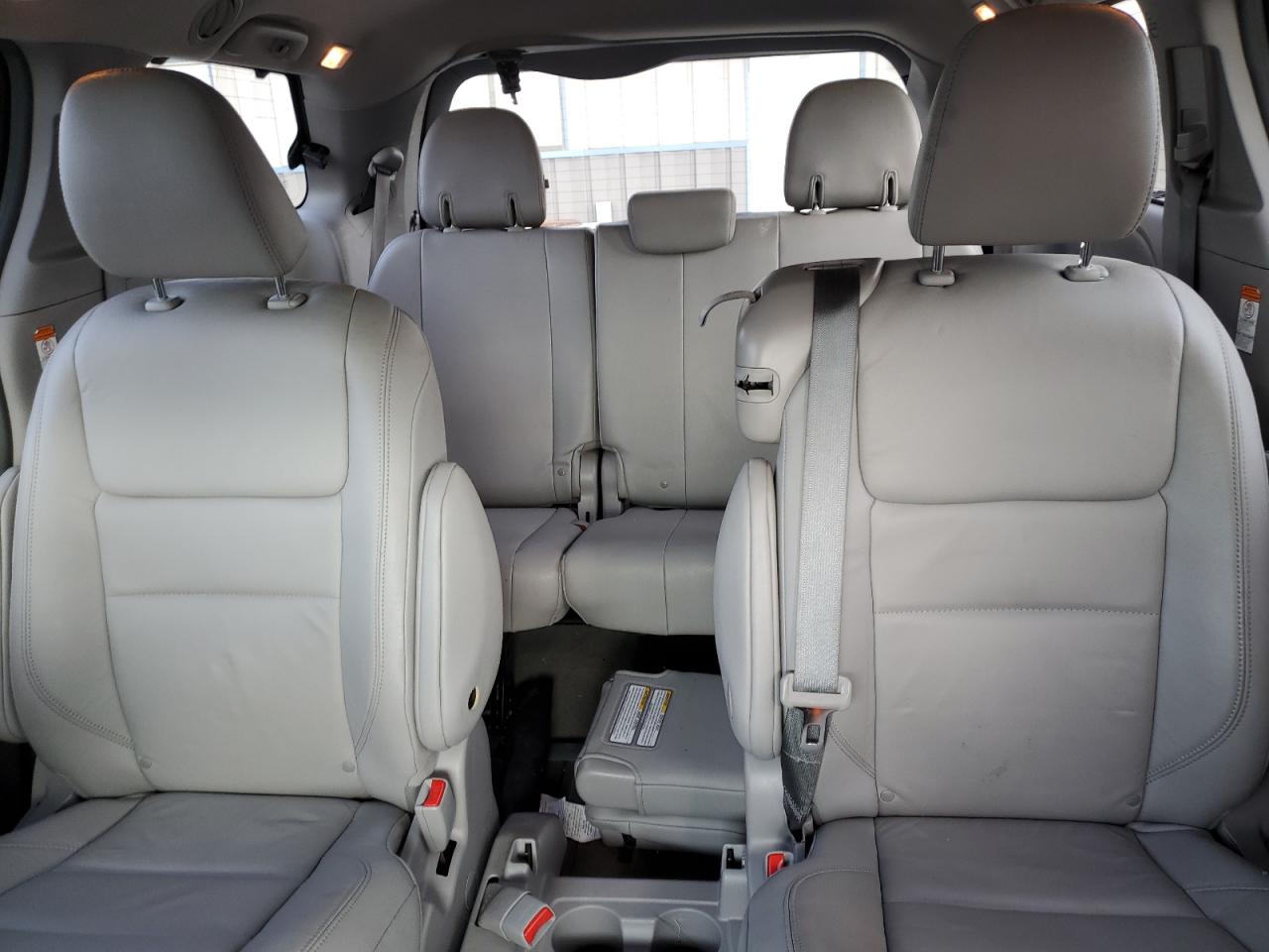 2019 Toyota Sienna - Image 10