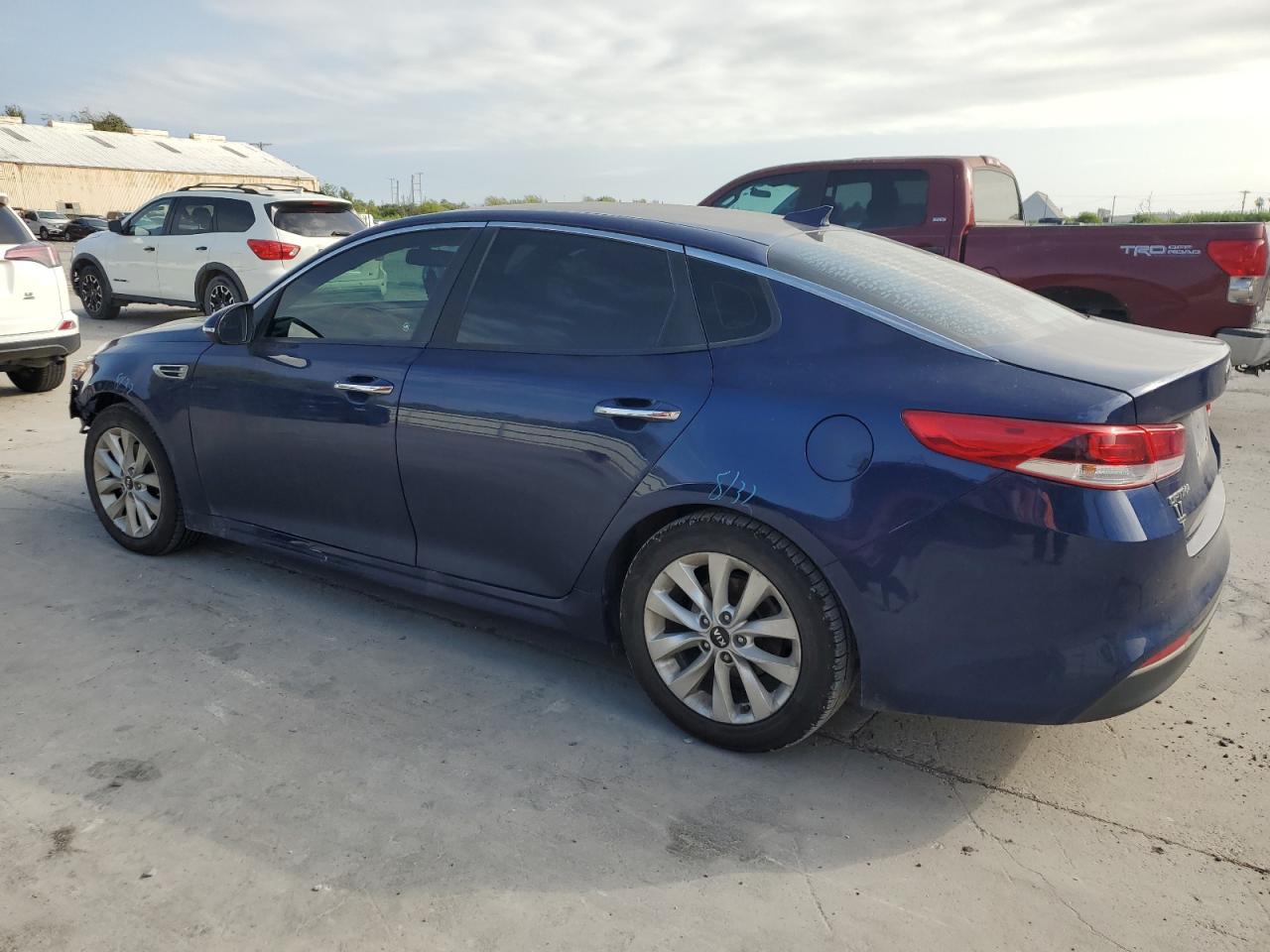 5XXGT4L33JG267202 2018 KIA OPTIMA - Image 2