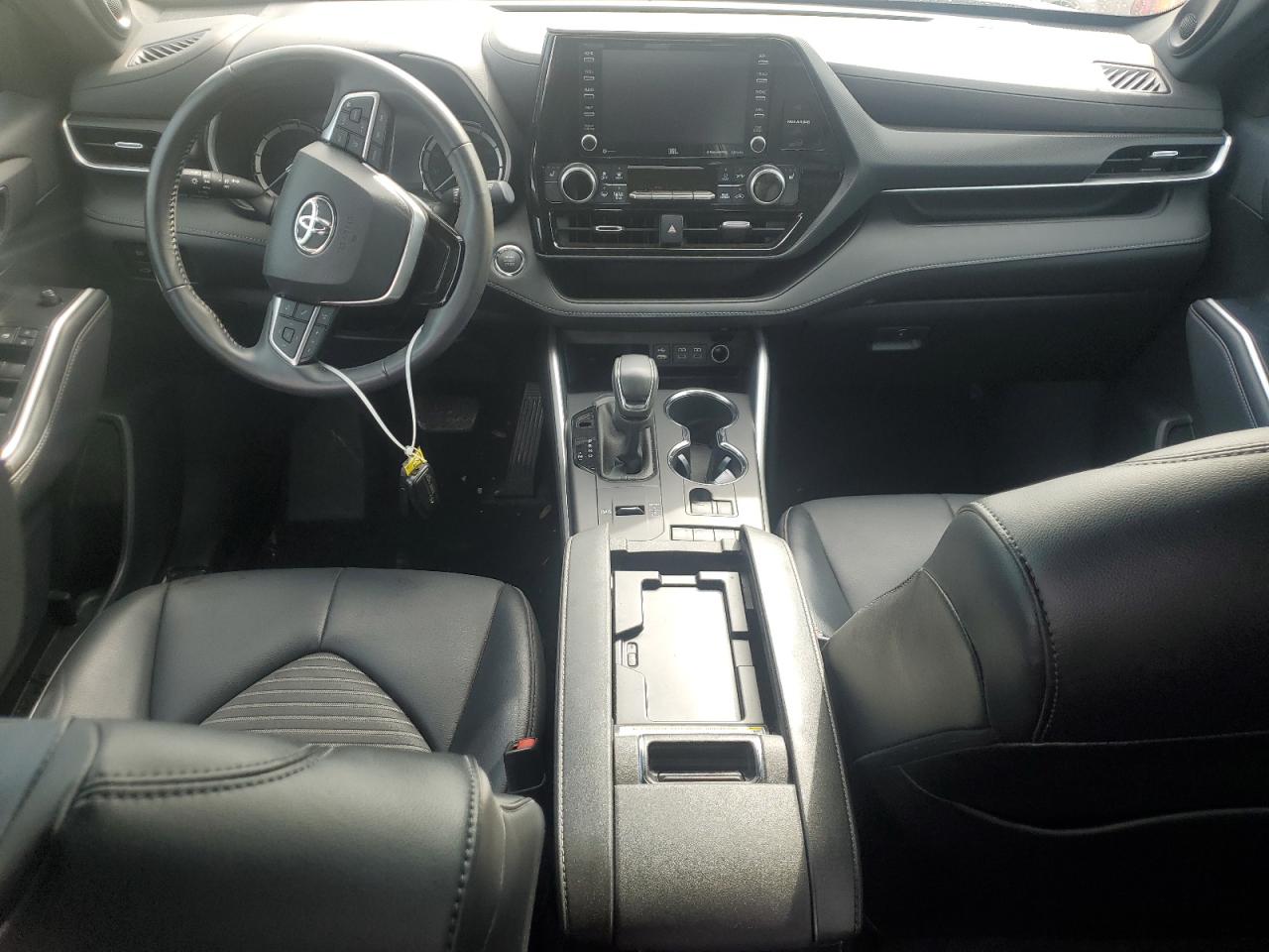 2022 Toyota Highlander - Image 8