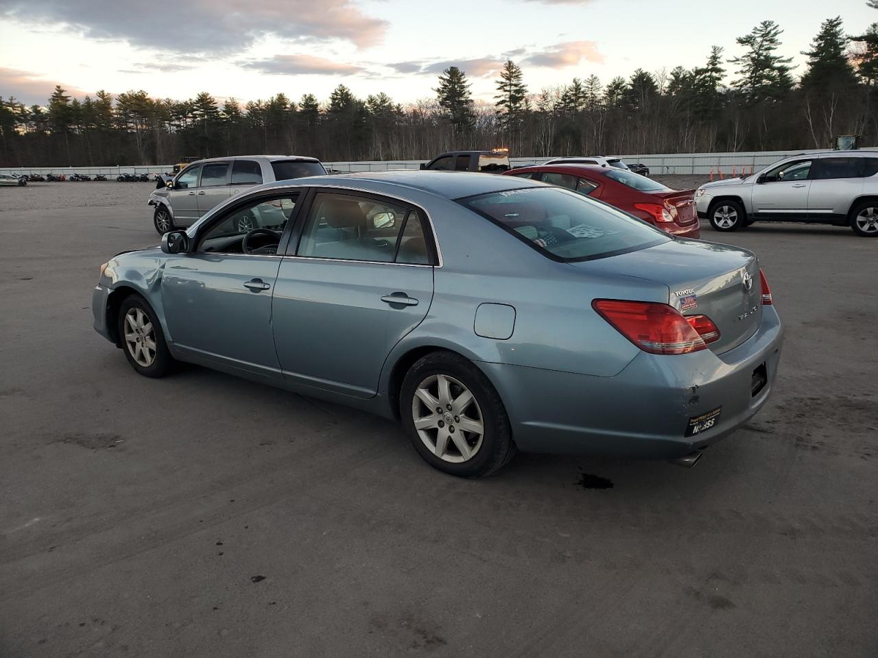 2008 Toyota Avalon - Image 2