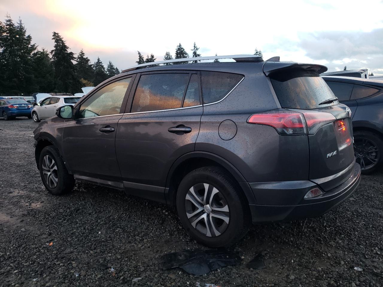 VIN JTMBFREV8GJ053386 2016 TOYOTA RAV4 no.2