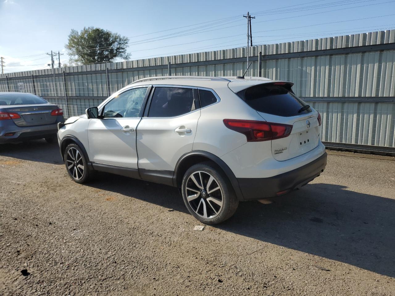 2017 Nissan Rogue - Image 2