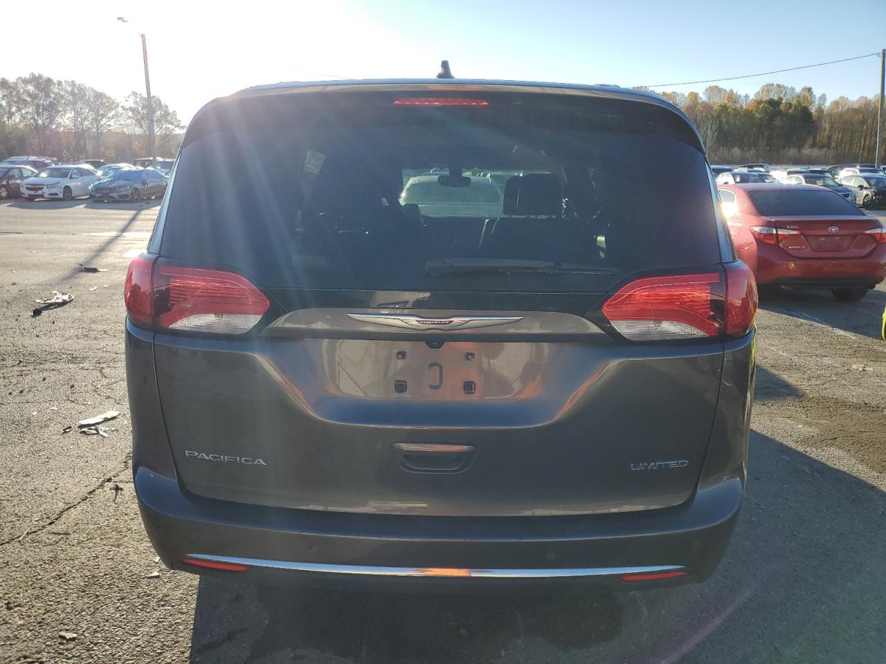 2018 Chrysler Pacifica - Image 6