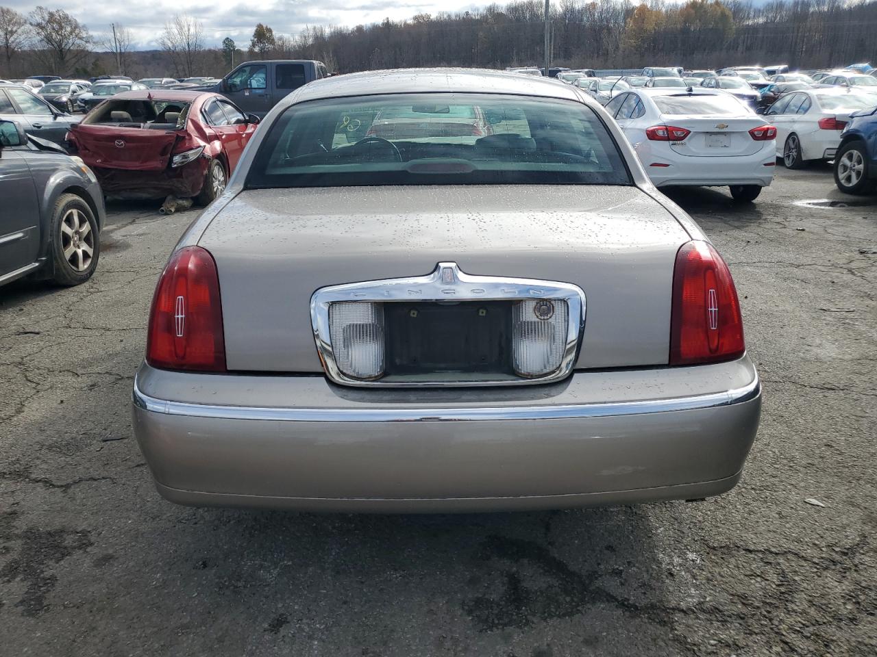 2000 Lincoln Town Car Executive VIN: 1LNHM81W2YY935294 Lot: 81528734