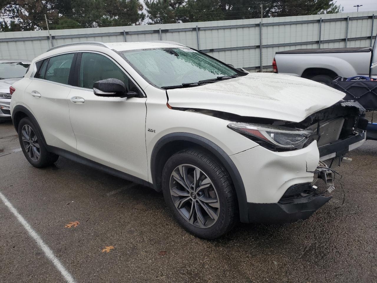 VIN SJKCH5CR3JA049005 2018 INFINITI QX30 no.4