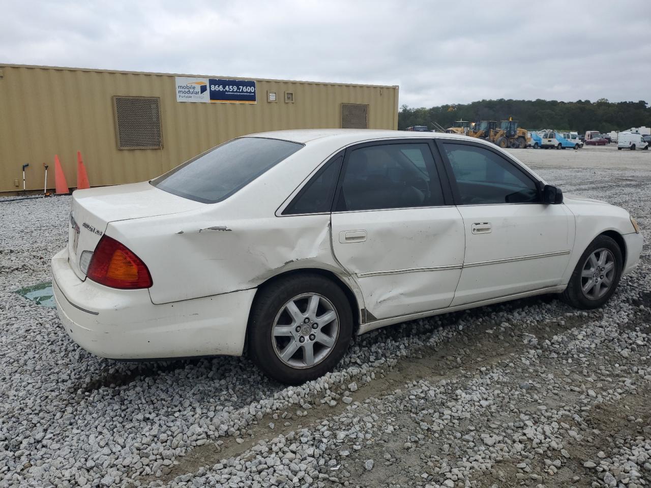 2000 Toyota Avalon - Image 3